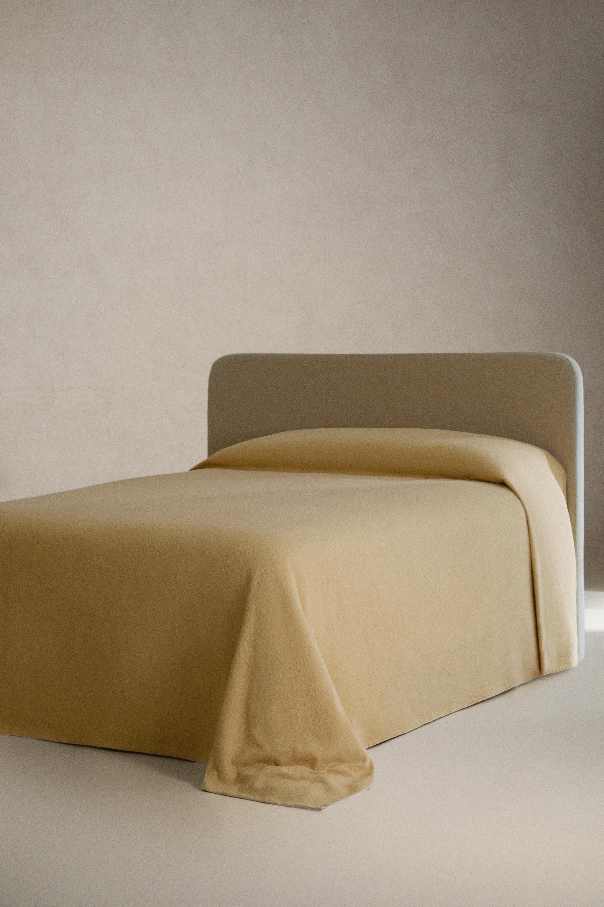 TEXTURED JACQUARD BEDSPREAD